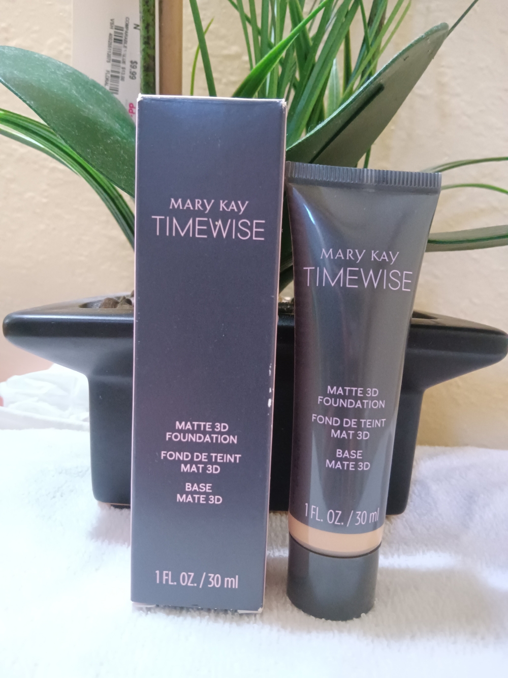 Mary Kay TimeWise Matte 3D Foundation  190- Dark Gray Tube with Beige Shade